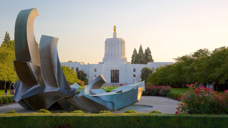 Oregon State Capitol showing outdoor art