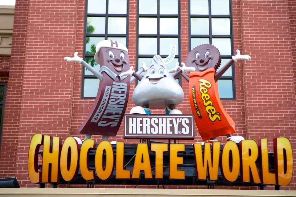 Segnaletica per Hershey's Chocolate World con tre mascotte a forma di cioccolato.