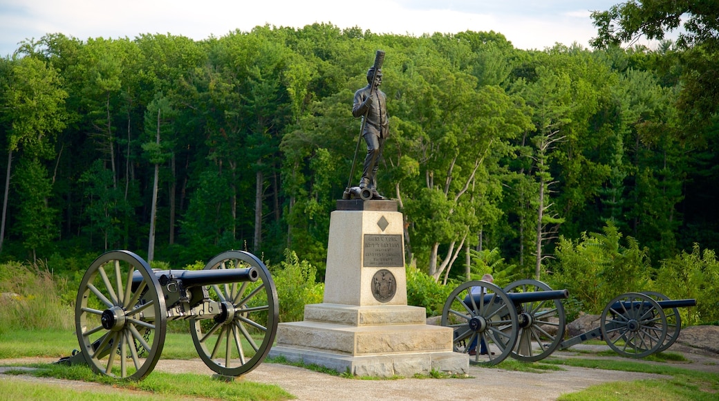Gettysburg National Military Park mostrando un monumento, elementos patrimoniales y artículos militares