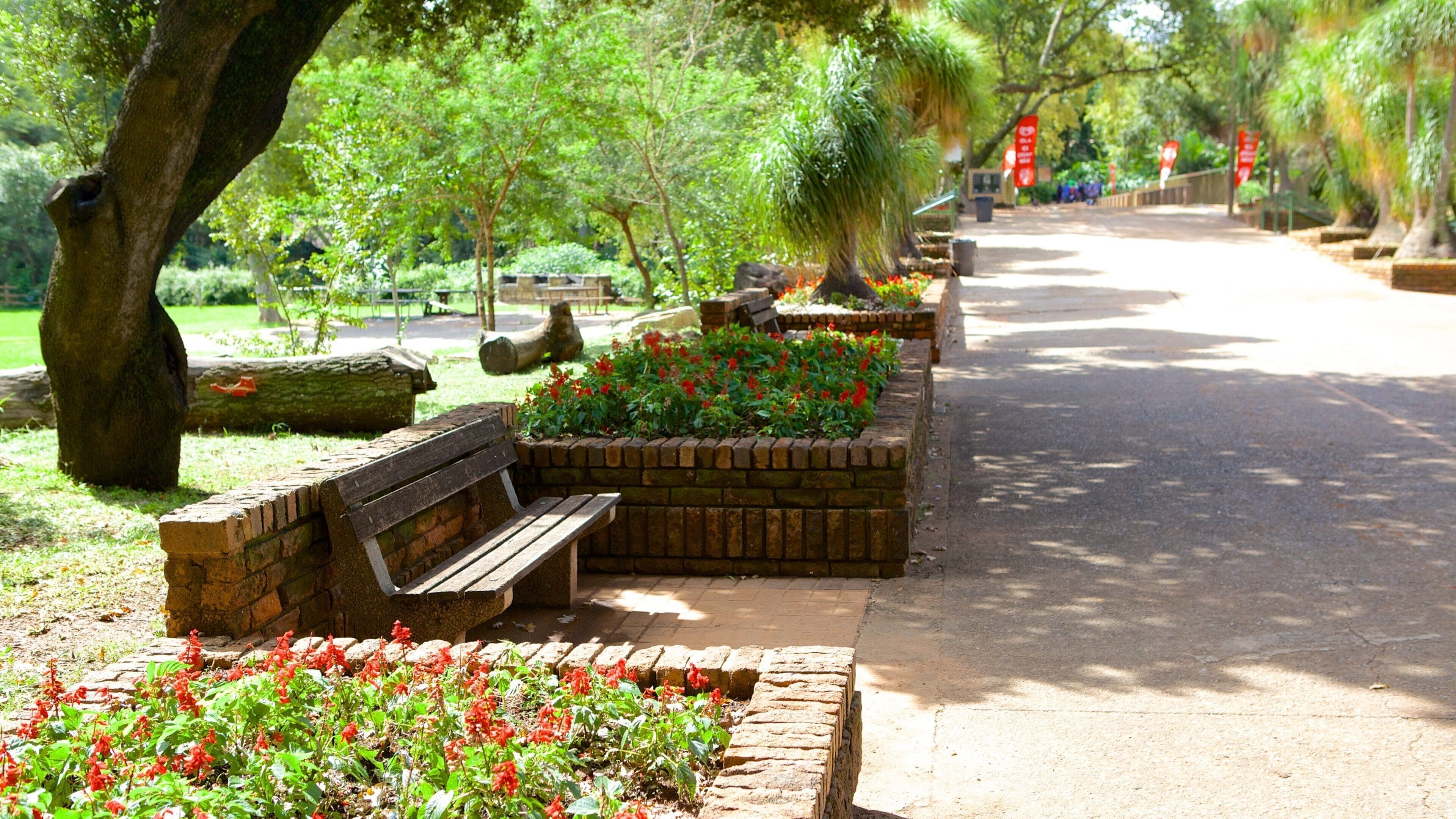 National Zoological Gardens of South Africa mostrando un jardín y vistas de paisajes