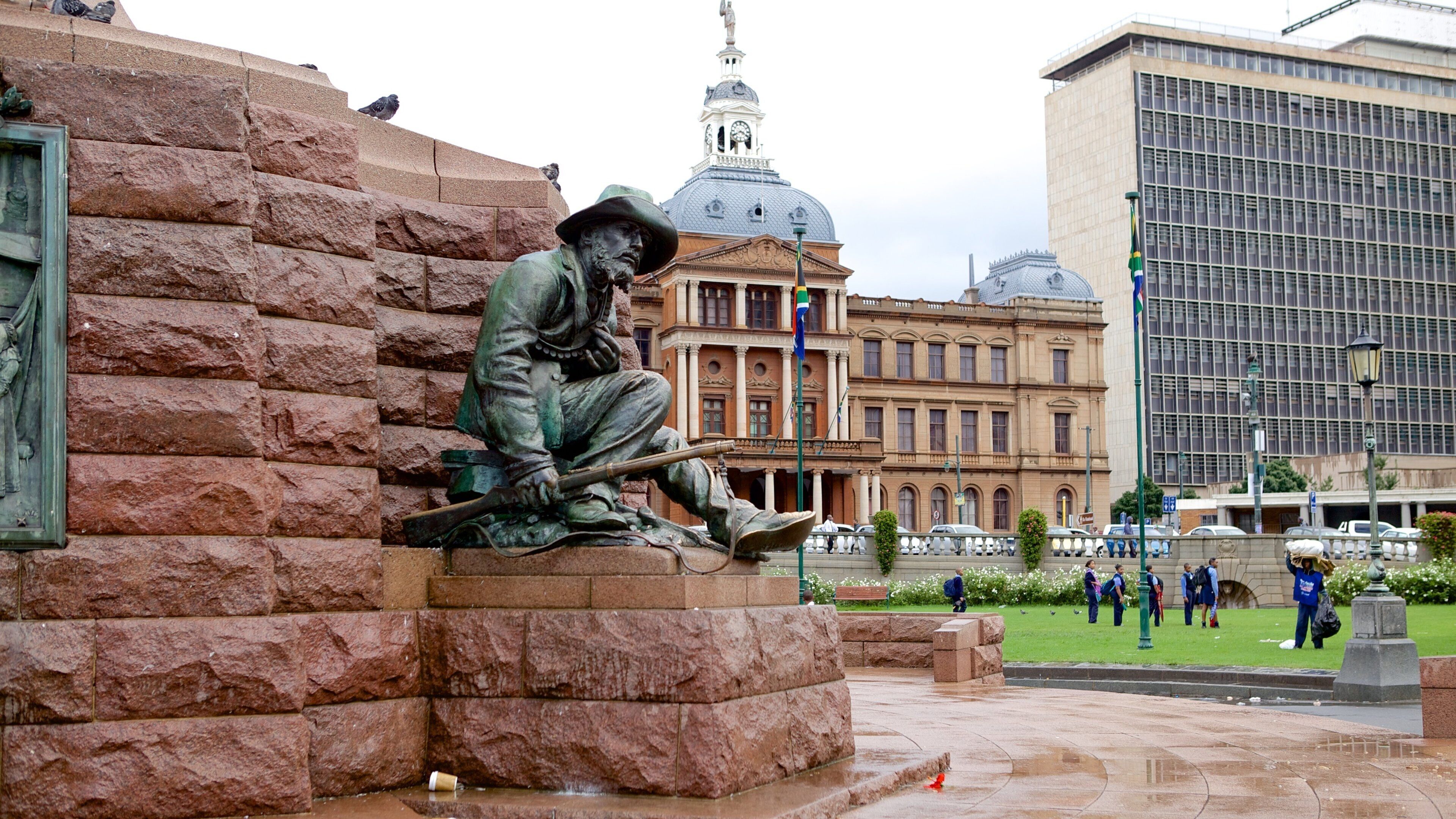 Church Square som visar en staty eller skulptur, ett torg och en stad
