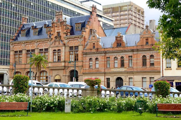 Church Square montrant église ou cathédrale, ville et patrimoine architectural
