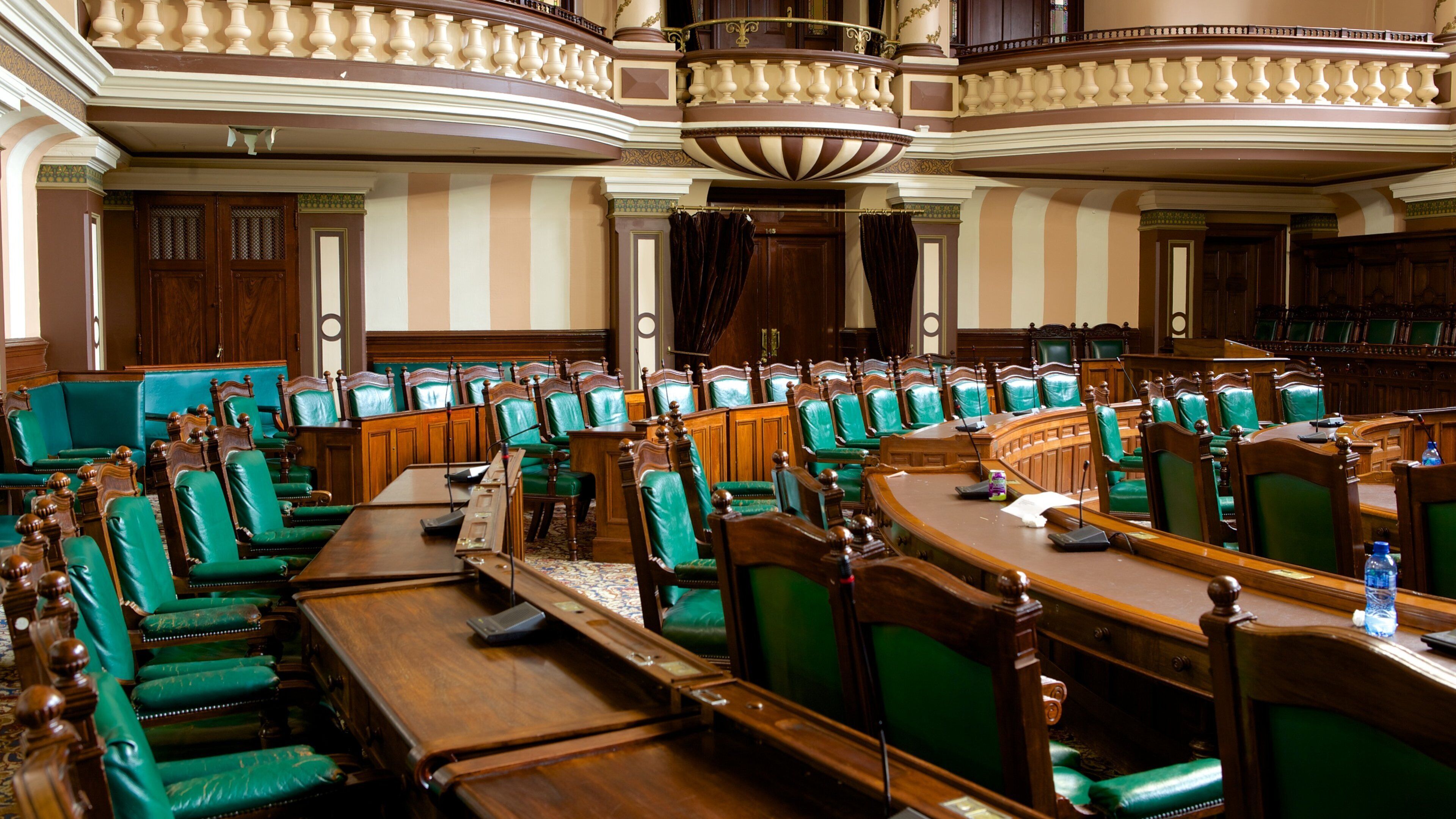 Church Square que incluye una iglesia o catedral, patrimonio de arquitectura y vistas interiores