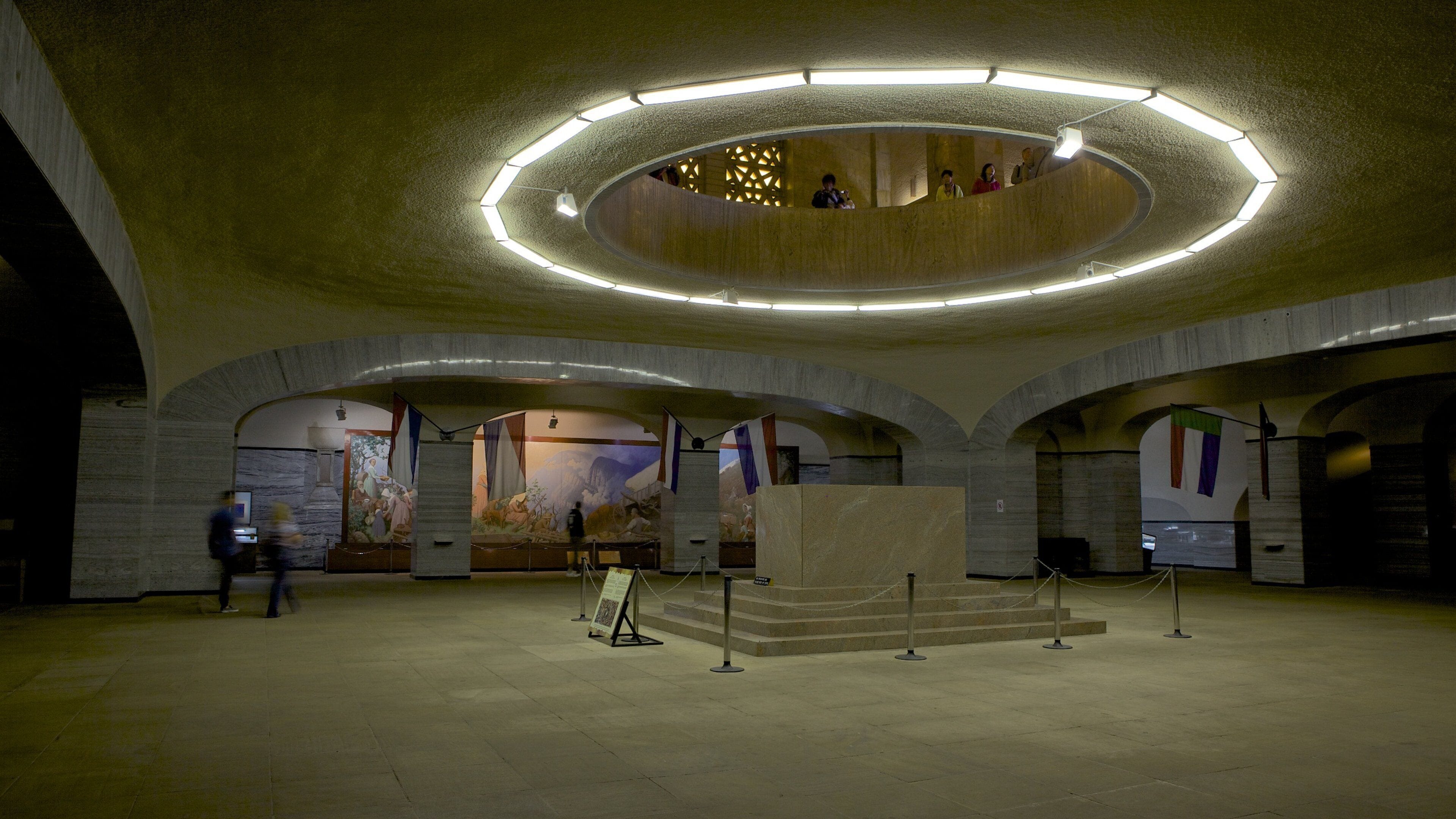 Voortrekker Monument som visar interiörer och ett monument