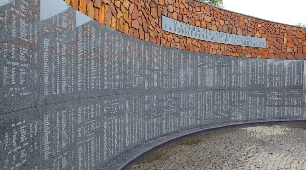 Voortrekker Monument som visar ett monument och skyltar