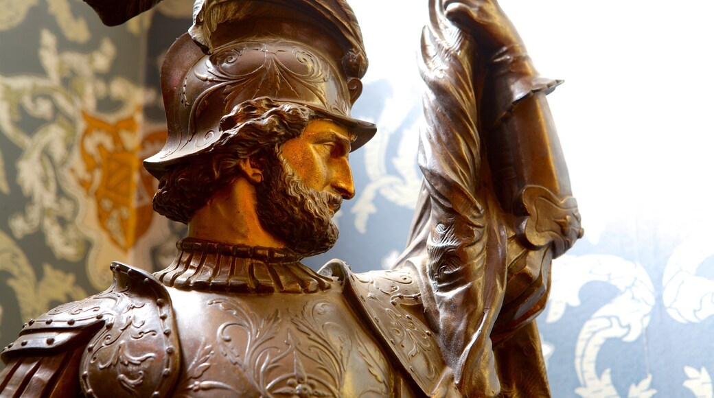 Melrose House ofreciendo arte, una estatua o escultura y vistas interiores