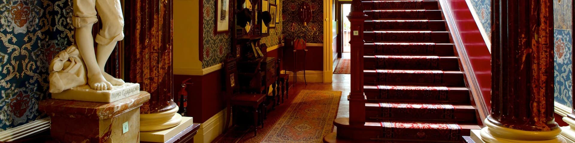 Melrose House showing a statue or sculpture, art and interior views