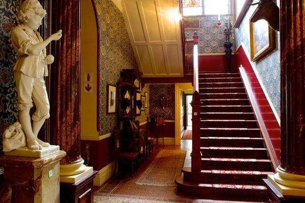 Melrose House mettant en vedette vues intérieures, maison et statue ou sculpture