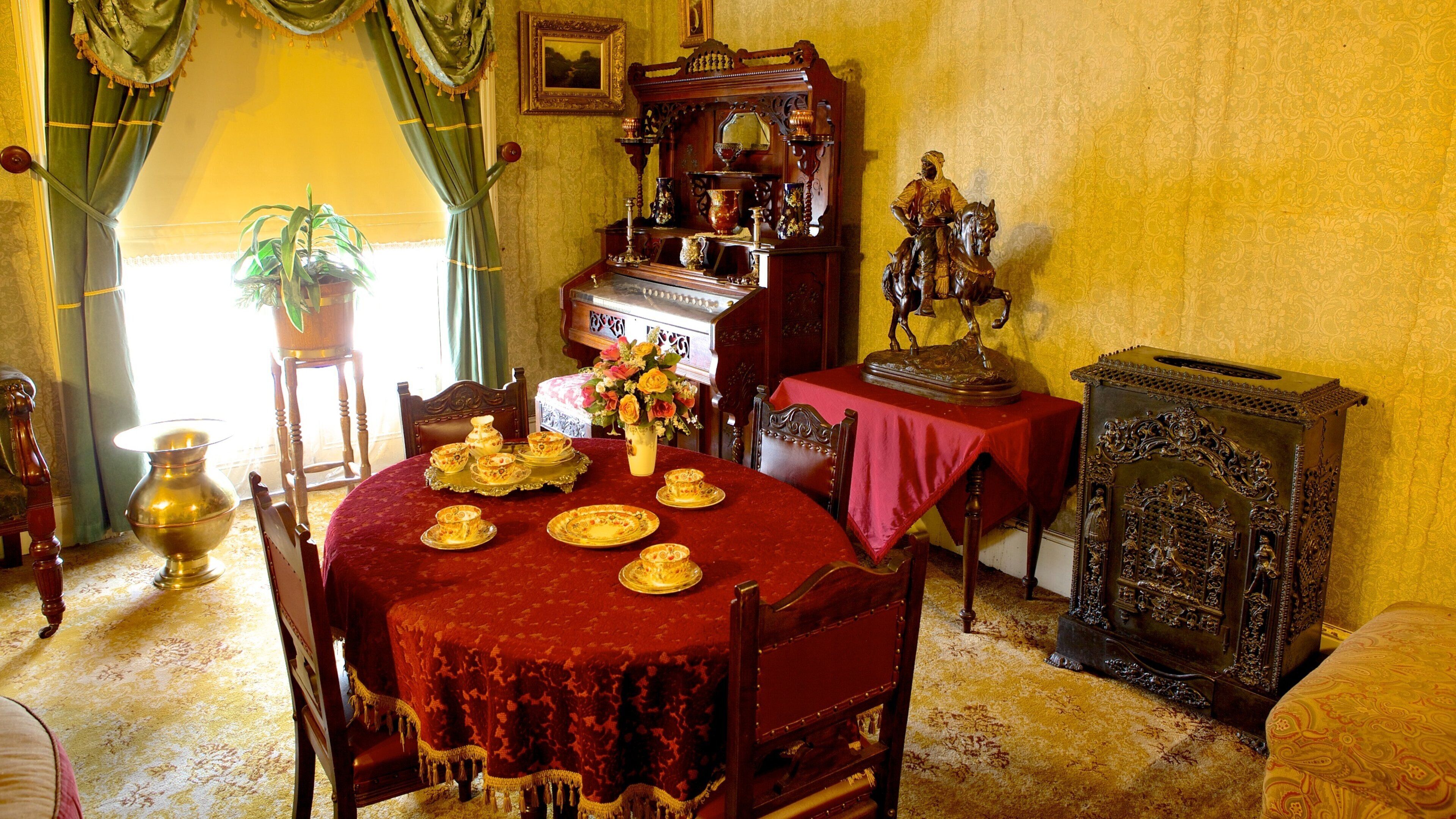 Kruger Museum showing art, interior views and a house