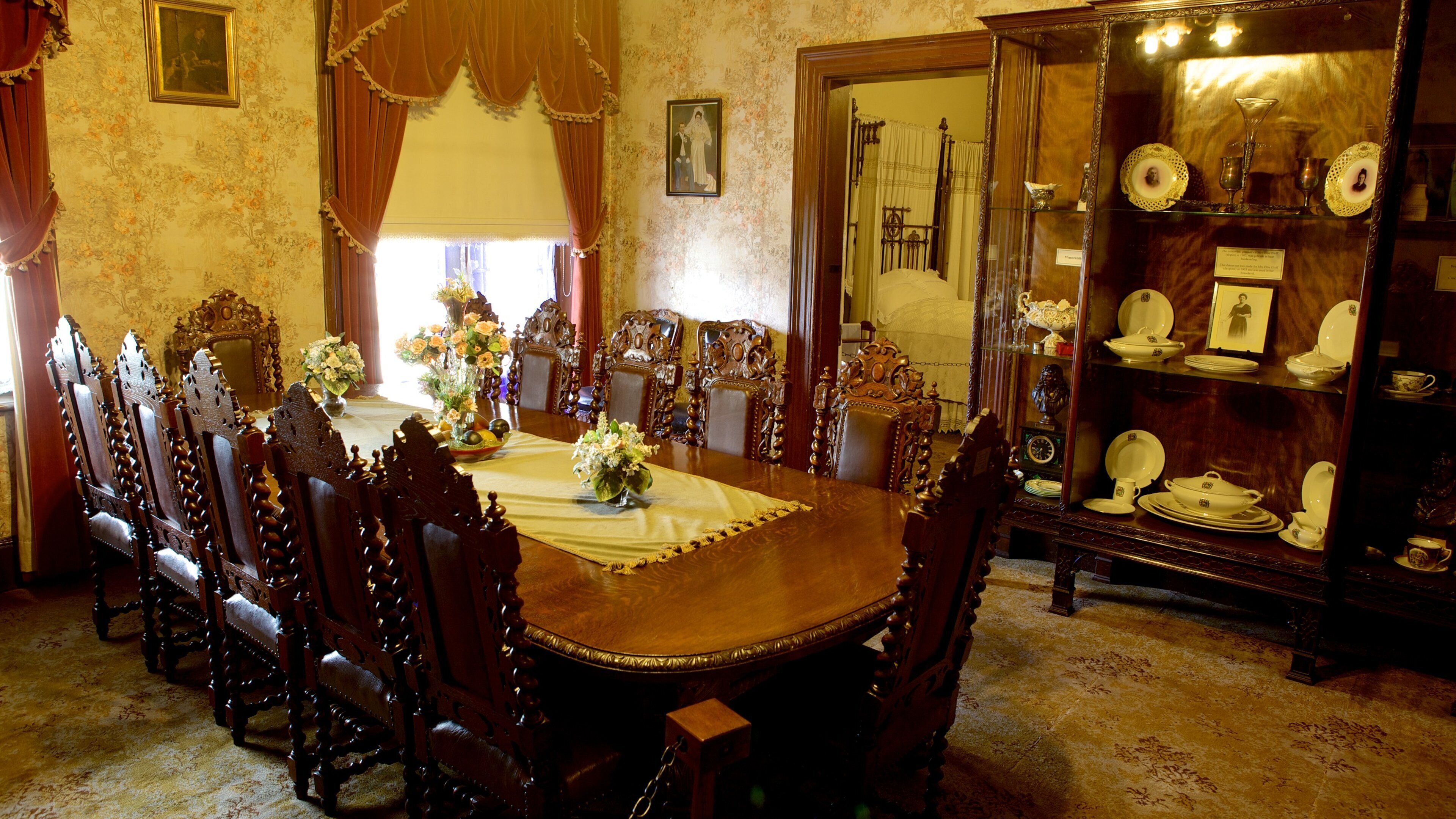 Kruger Museum showing a house and interior views