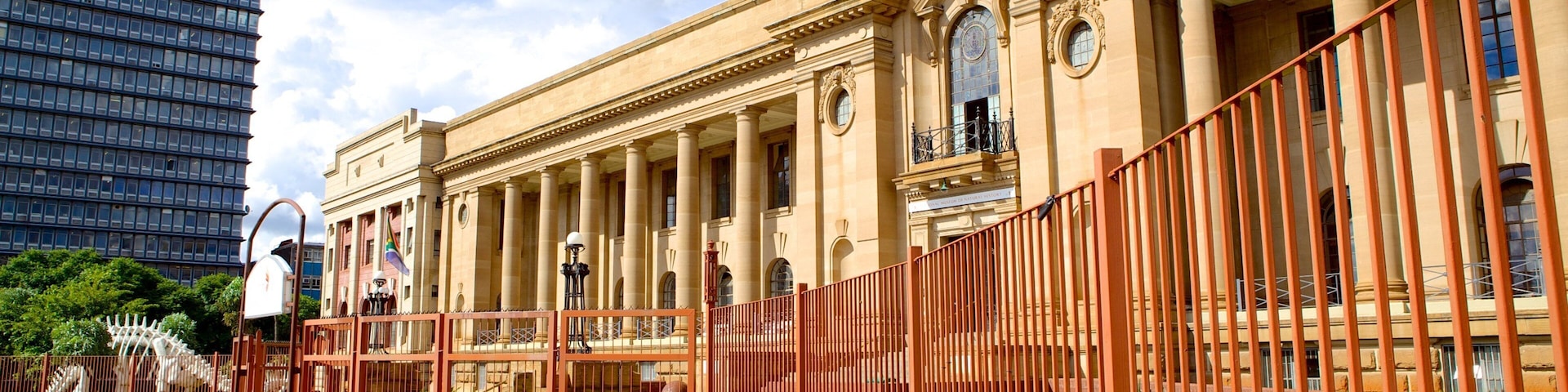 Museu Nacional de História e Cultura mostrando uma cidade, cenas de rua e uma praça ou plaza