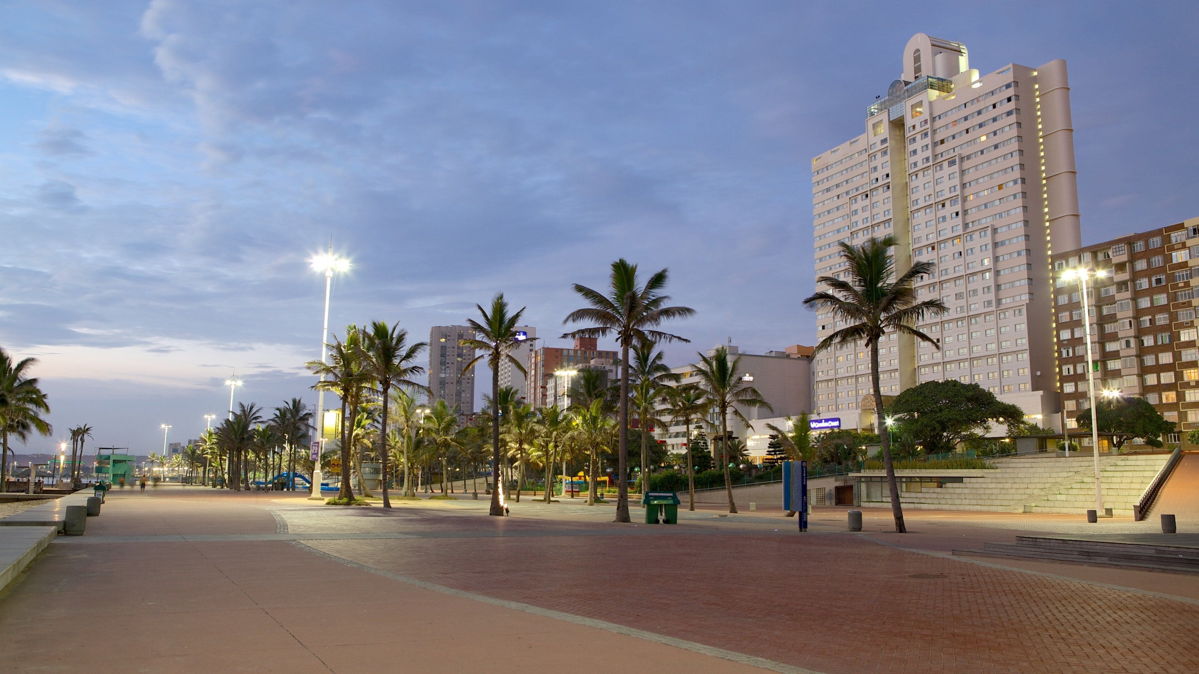 North Beach das einen moderne Architektur, Skyline und Küstenort