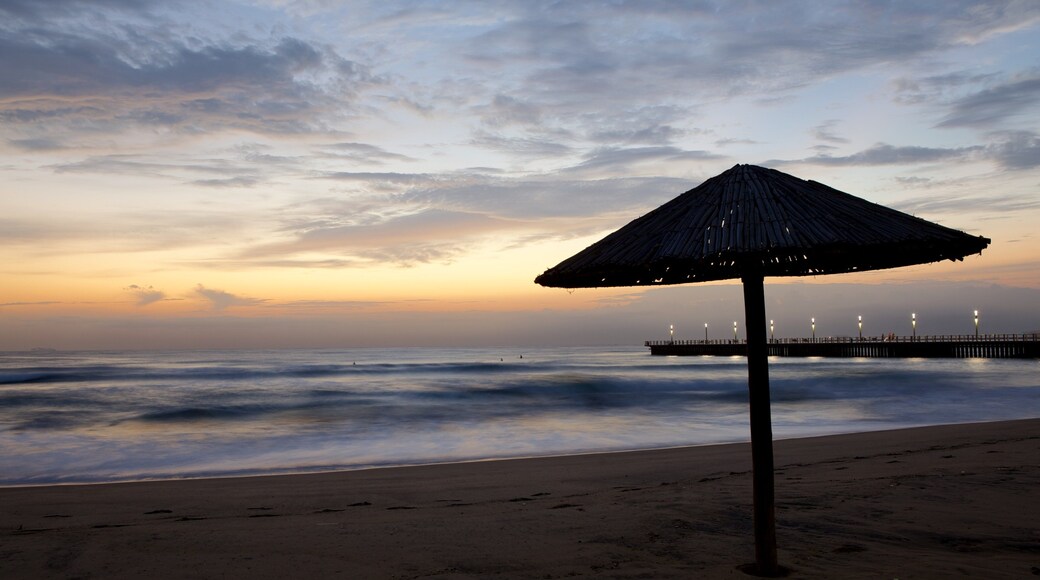 North Beach das einen Sonnenuntergang und Strand