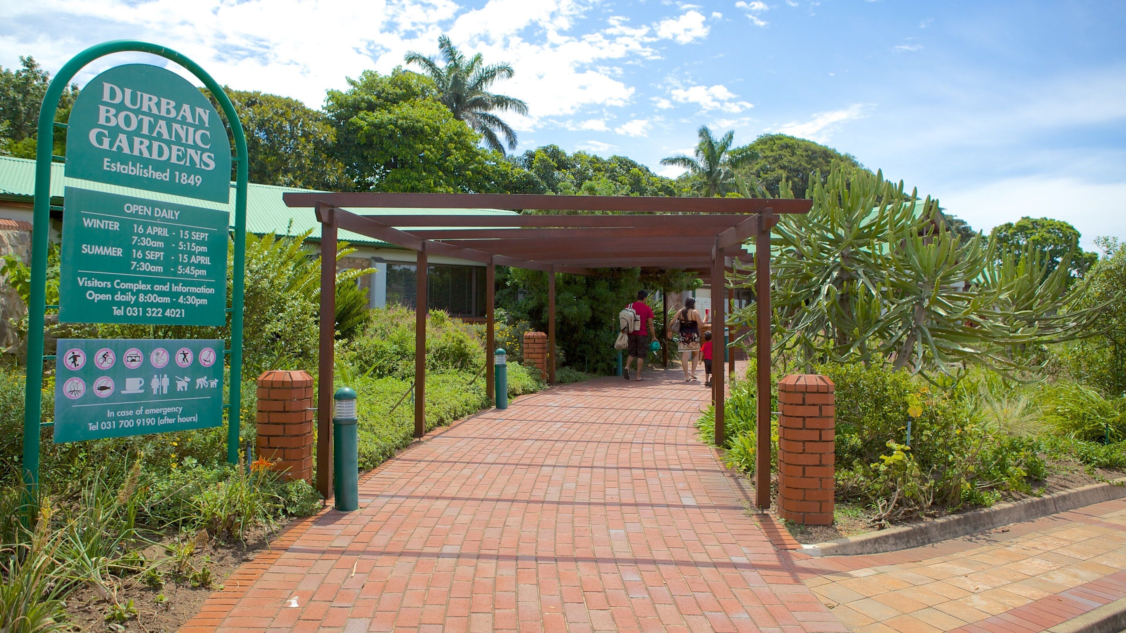 uShaka Marine World which includes marine life, a garden and signage