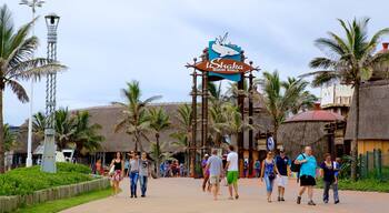 uShaka Marine World que incluye señalización y paseos y también un gran grupo de personas