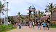 uShaka Marine World mostrando atracciones y señalización y también un grupo grande de personas