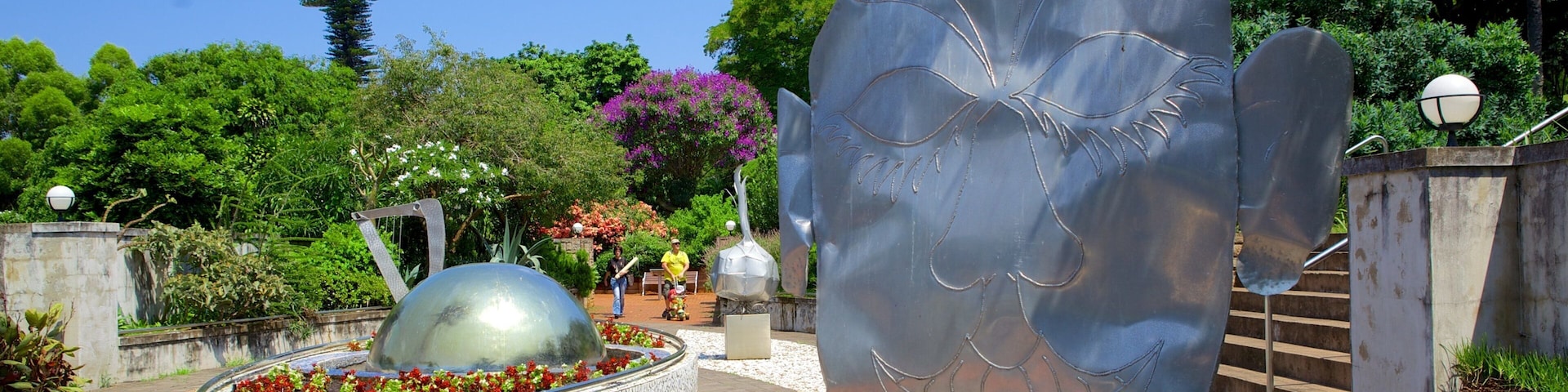Durban Botanical Gardens which includes a park, a statue or sculpture and flowers