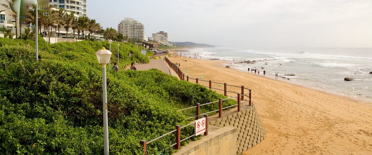 Playa de Umhlanga Rocks mostrando una localidad costera, vistas panorámicas y una playa de arena