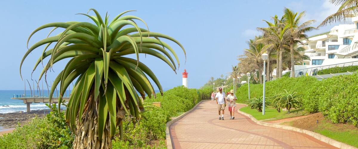 Playa de Umhlanga Rocks mostrando escenas cotidianas, una localidad costera y senderismo o caminatas