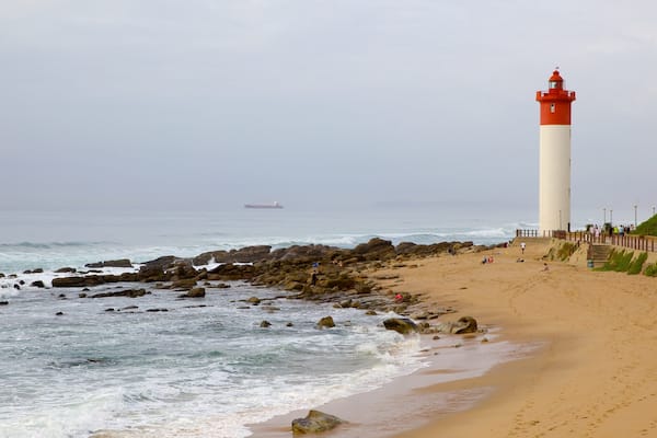 Playa de Umhlanga Rocks que incluye vistas panorámicas, un faro y una playa de arena