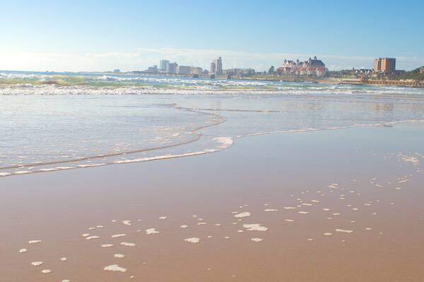 King\'s Beach mit einem Sandstrand und Küstenort