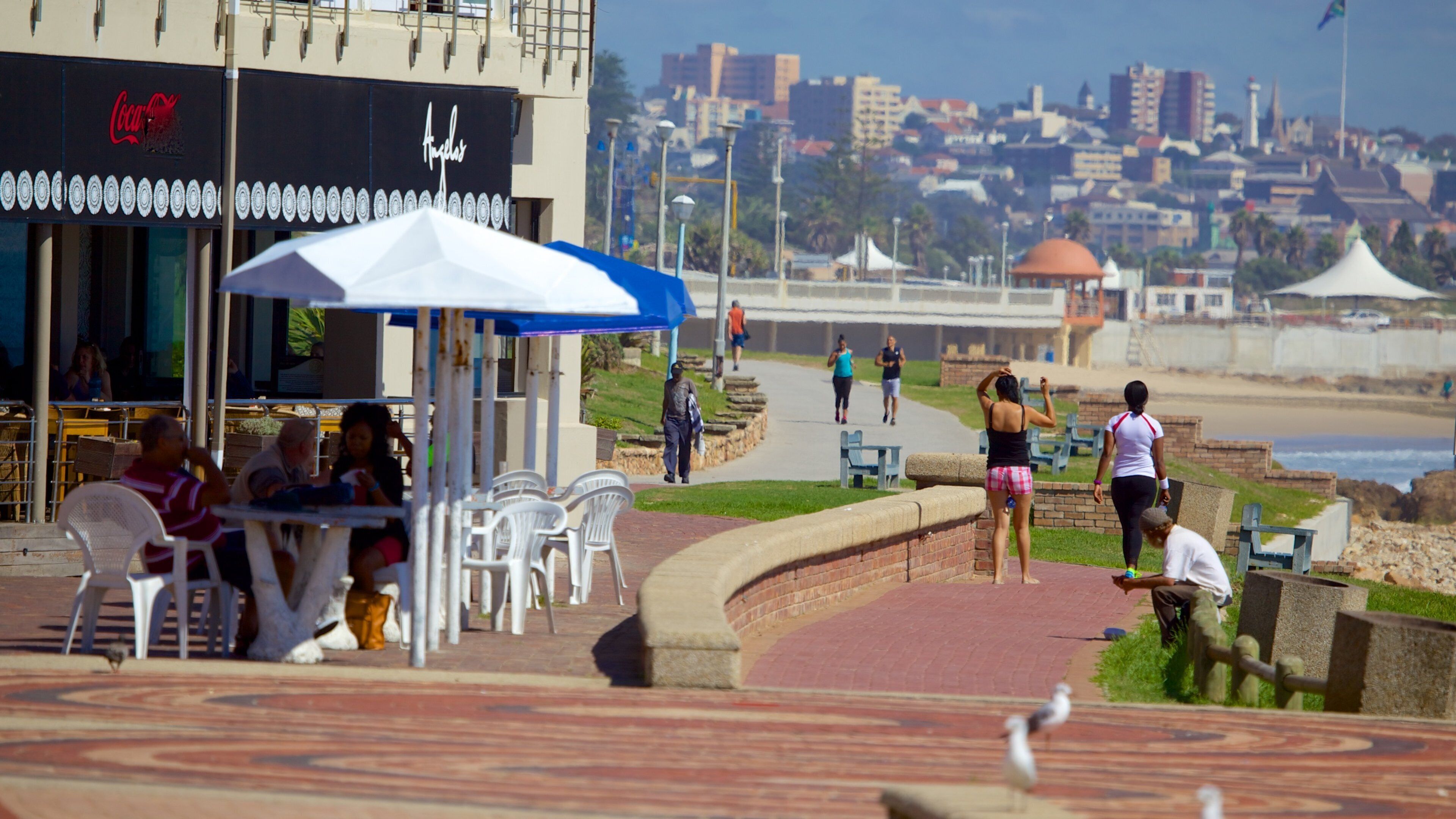 Playa de Hobie que incluye estilo de vida de café, escenas urbanas y una playa de arena