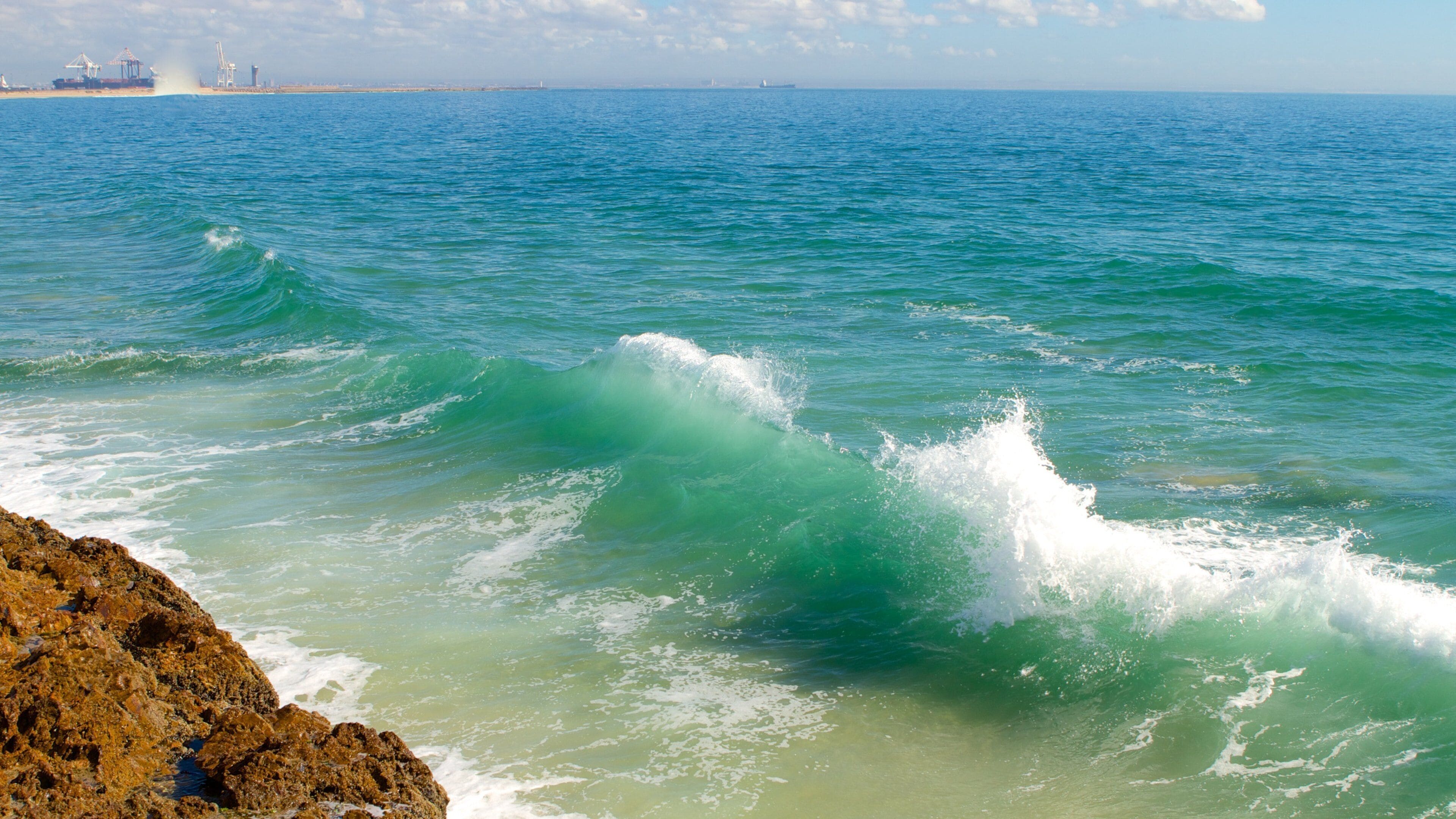 Playa de Hobie ofreciendo costa escarpada y surf