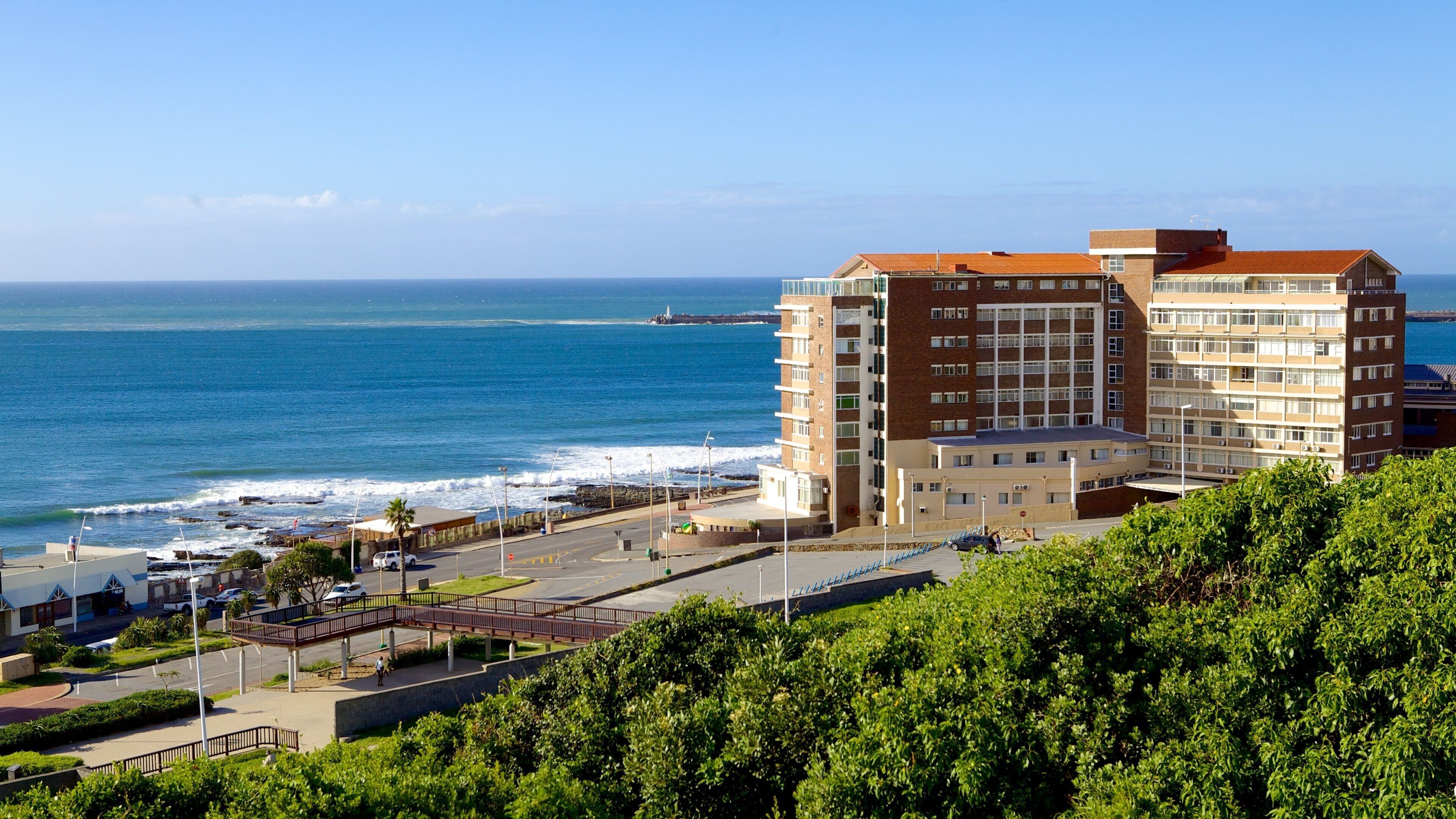 Eastern Beach inclusief een kuststadje, een hotel en landschappen