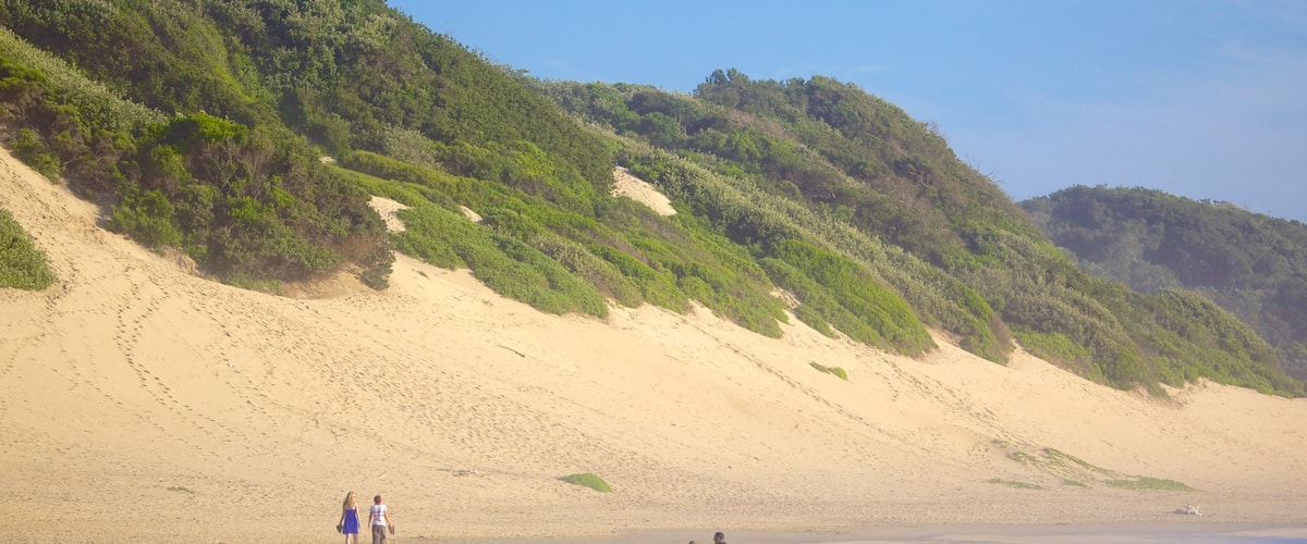 Playa de Nahoon ofreciendo surf, vistas de paisajes y una playa de arena