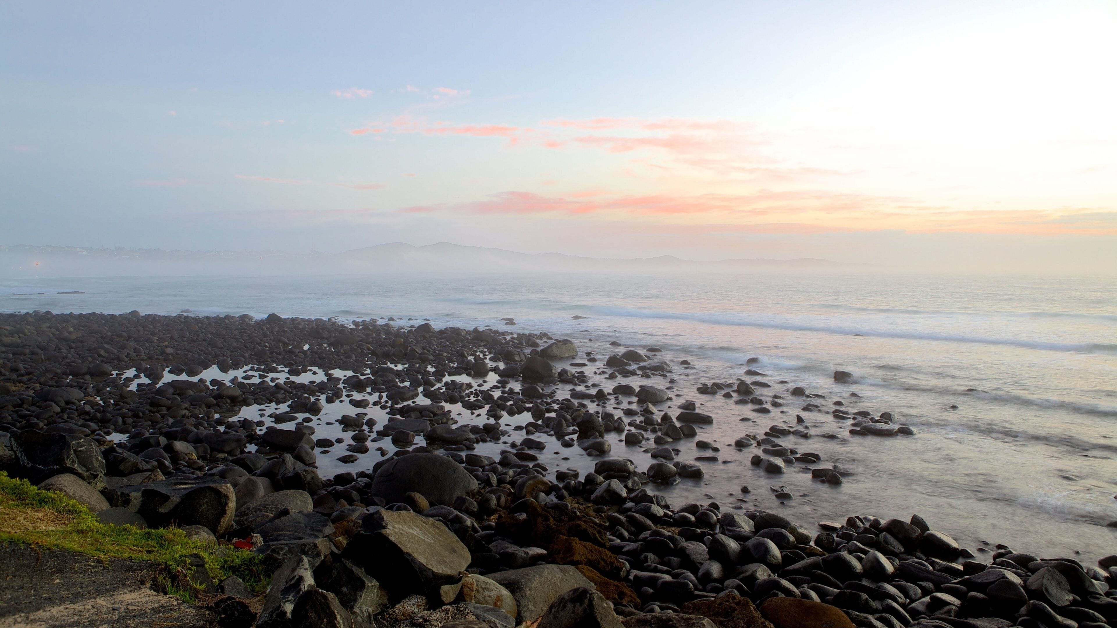 Plage de Nahoon qui includes panoramas, plage de galets et coucher de soleil