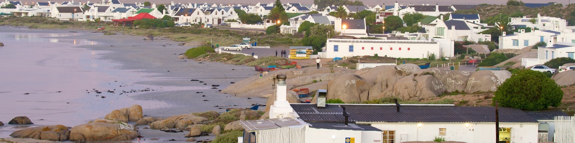 Playa de Paternoster que incluye costa escarpada, vista general a la costa y un atardecer