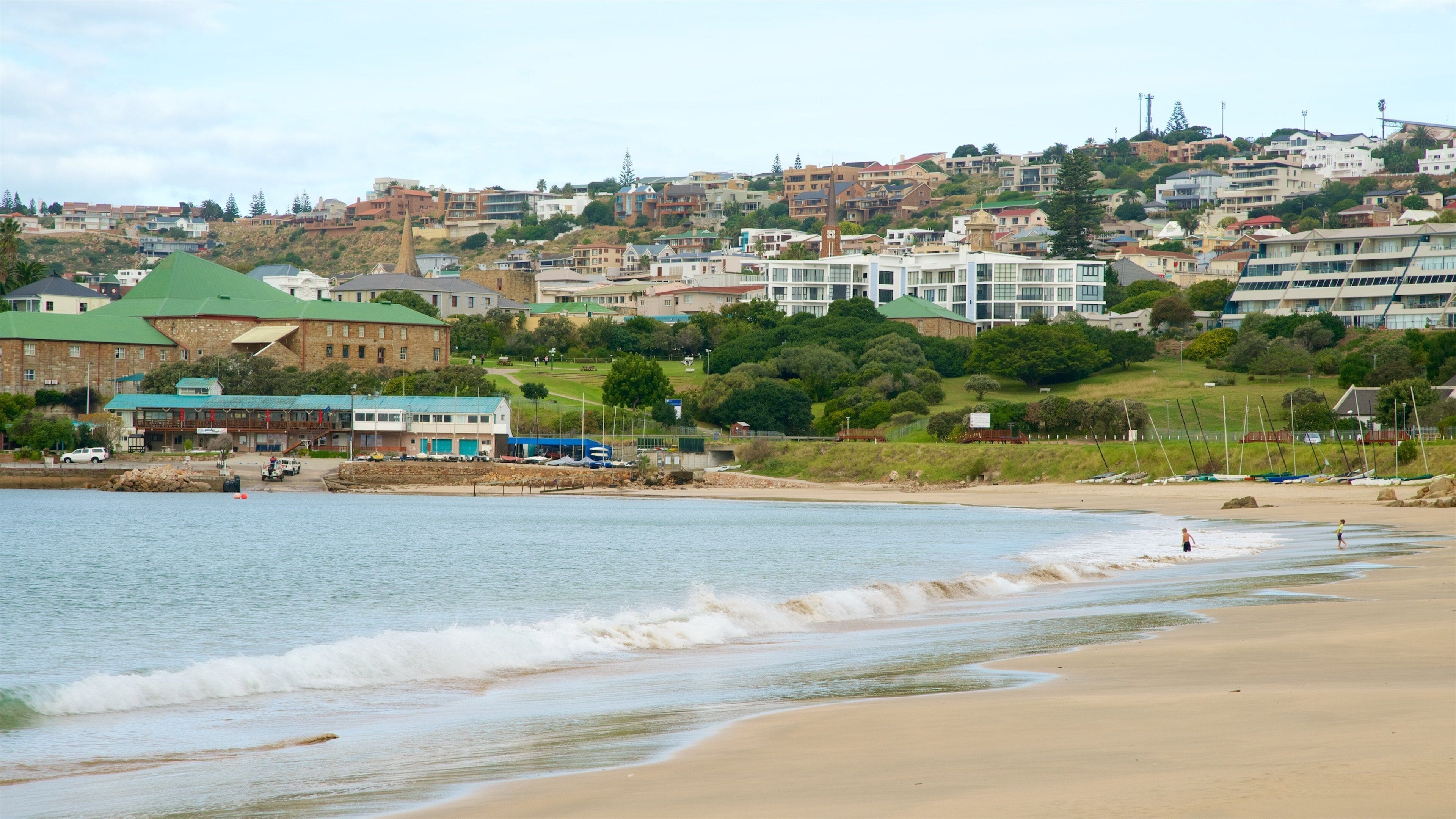 聖多斯海灘 设有 海灘, 游泳 和 濱海小鎮