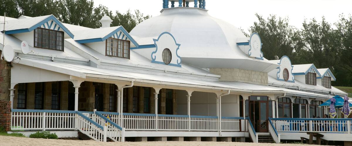 Santos Beach showing heritage architecture and a beach bar