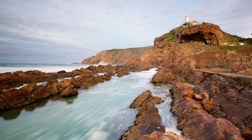 St. Blaize Lighthouse que incluye vistas de paisajes, un faro y costa rocosa