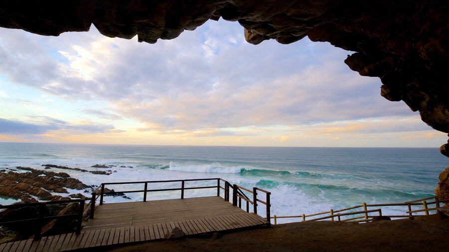 Cueva de Cabo St Blaize mostrando costa rocosa, cuevas y vistas