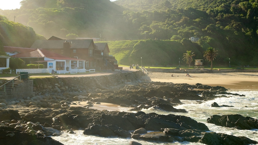 Playa de la bahía de Victoria ofreciendo litoral rocoso, una playa y una localidad costera
