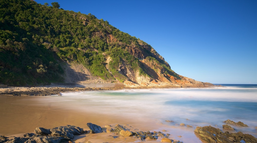Victoria Bay strand som inkluderer landskap, klippelandskap og strand