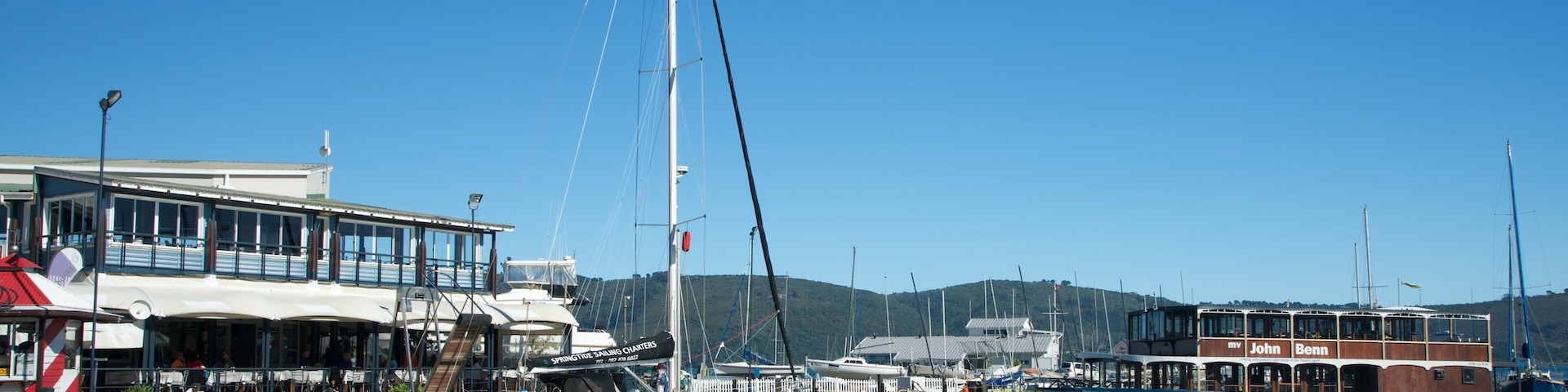 Knysna Quays mostrando uma baía ou porto