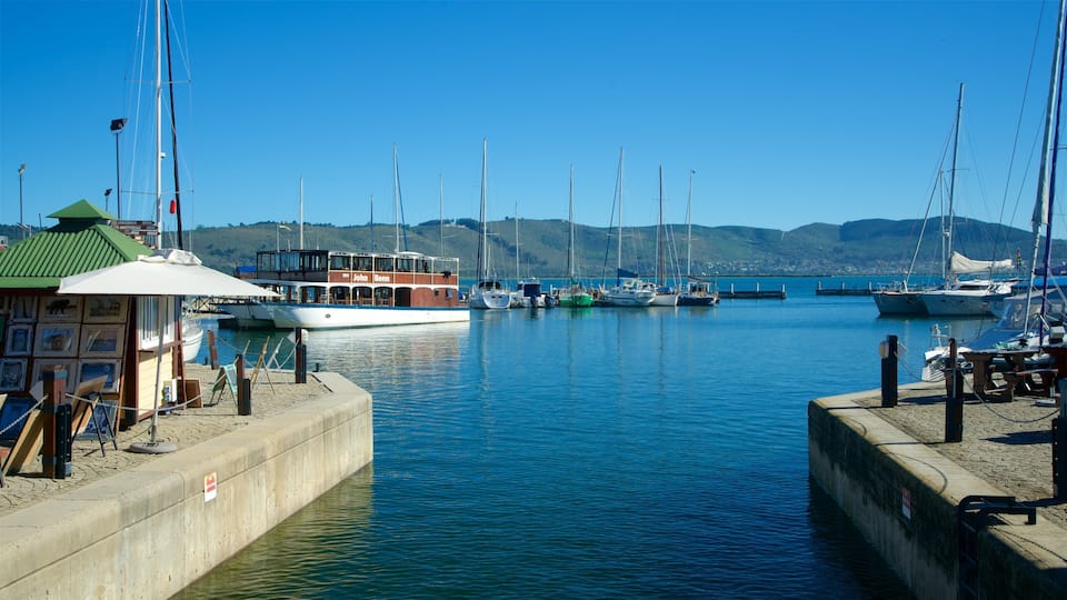 Knysna Quays que incluye una bahía o un puerto, velero y vista general a la costa