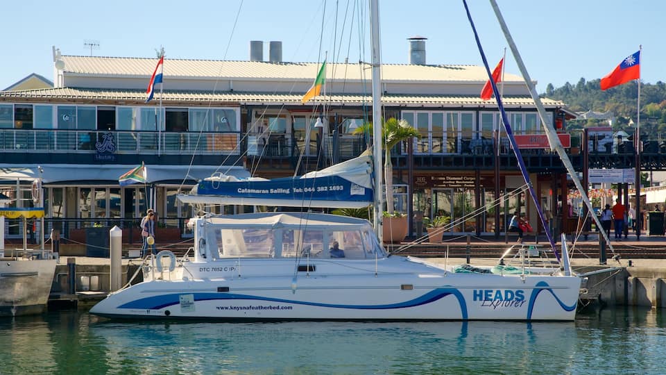 Knysna Quays ofreciendo velero, una ciudad costera y vista general a la costa