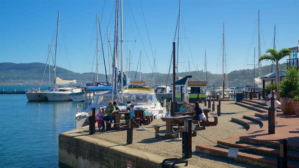 Knysna Quays que incluye una bahía o un puerto