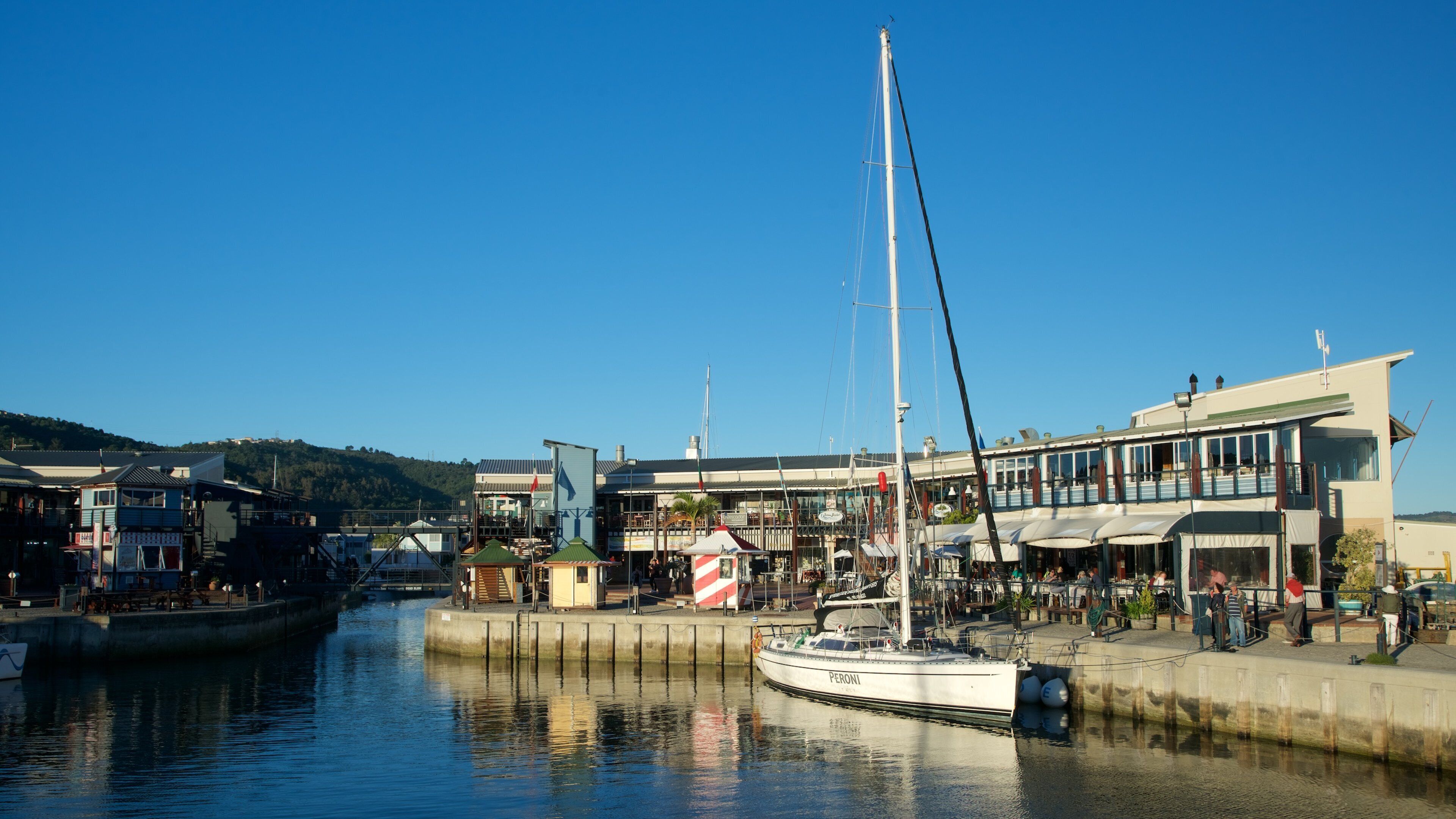 Knysna Quays som omfatter en kystby, sejlads og en bugt eller havn