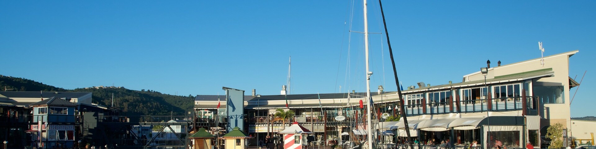 Knysna Quays mostrando vela, uma baía ou porto e uma cidade litorânea