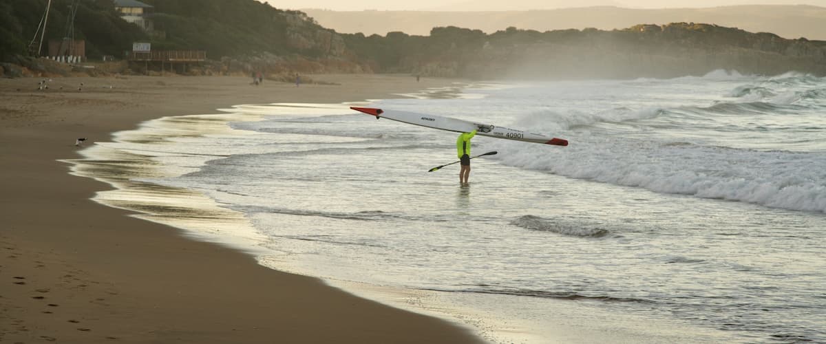 Praia da Baía Plettenberg caracterizando caiaque ou canoagem, uma praia e surfe