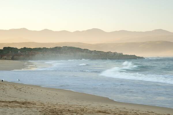 Plettenberg Bay Beach og byder på en sandstrand og udsigt over landskaber