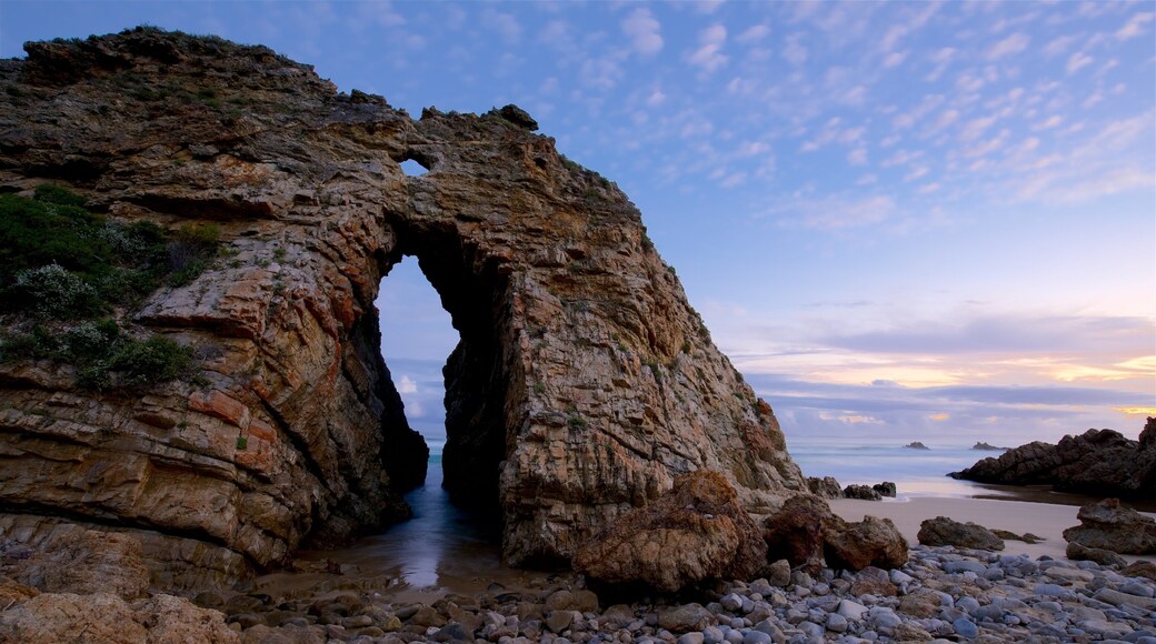 Arch Rock que incluye una playa de guijarros