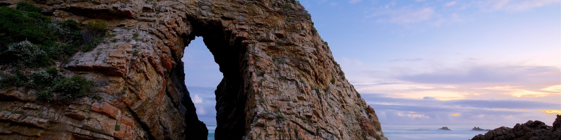 Arch Rock mostrando uma praia de pedras
