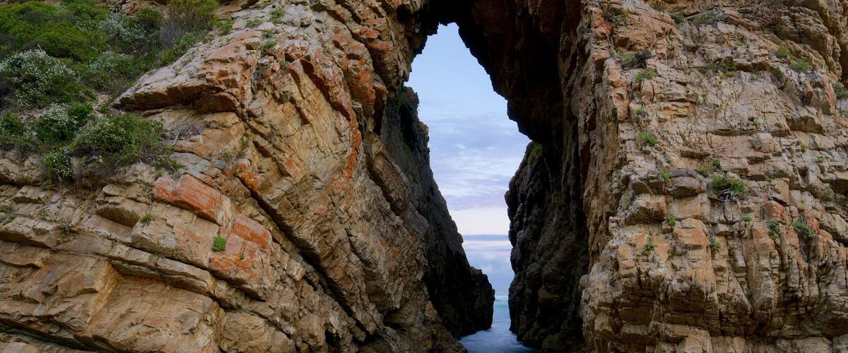 Arch Rock Beach showing rocky coastline