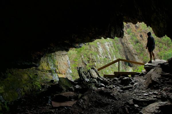 Tsitsikamma National Park das einen Höhlen sowie einzelner Mann