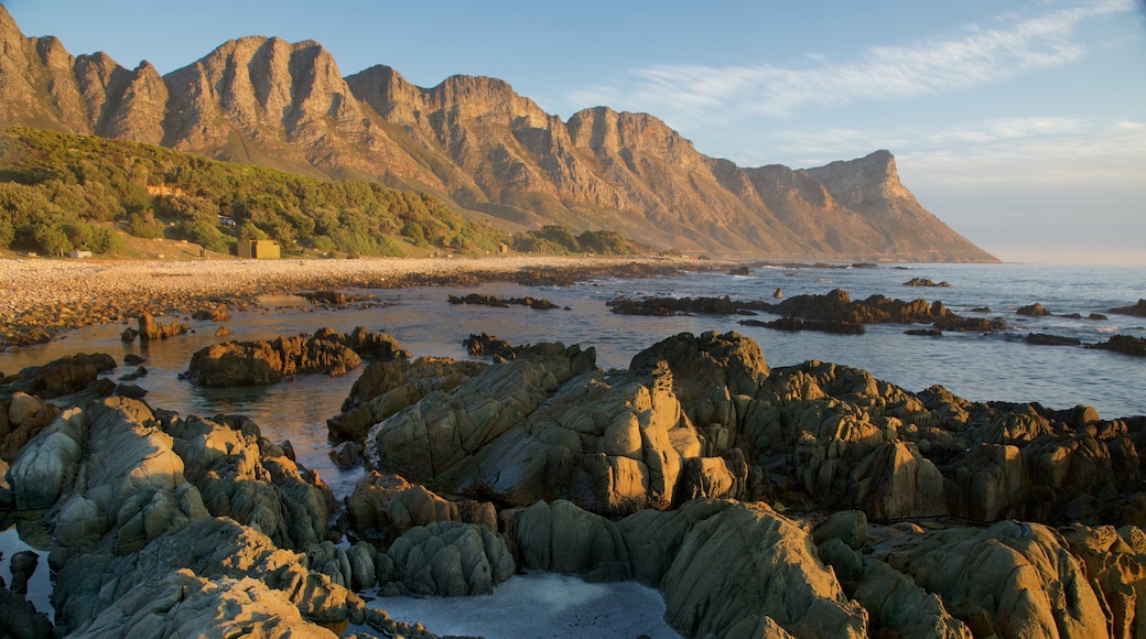 Kogel Bay Beach qui includes coucher de soleil et plage de galets